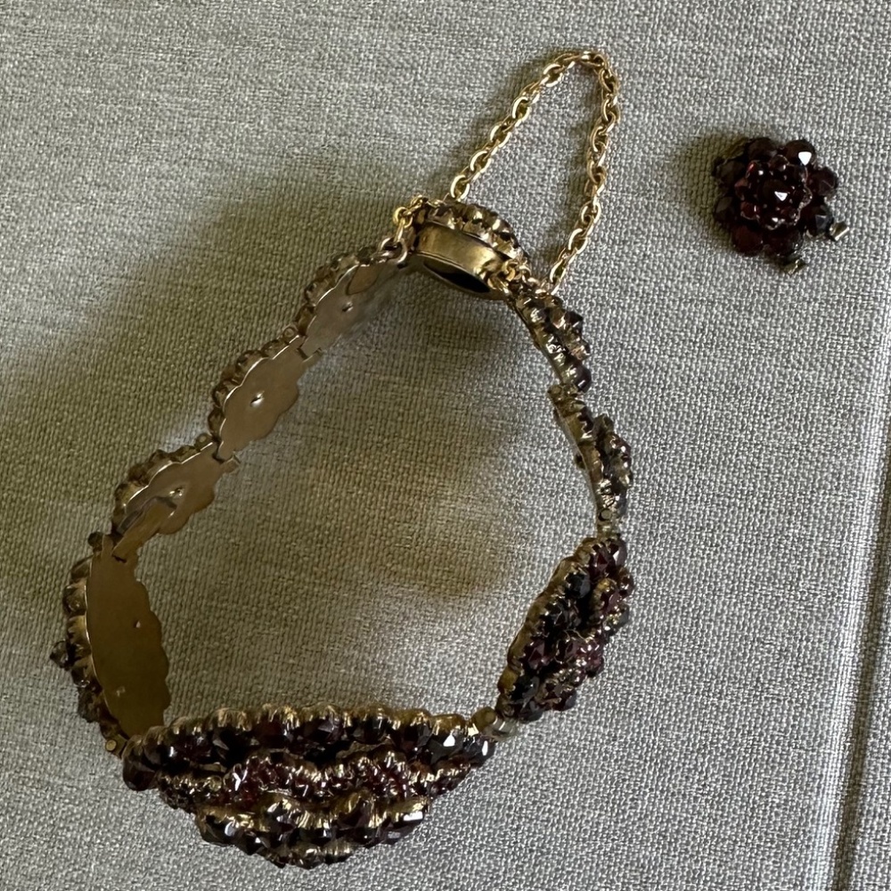Victorian Antique Bohemian Garnet Flower Bracelet with clasp - RARE - Picture 9 of 10
